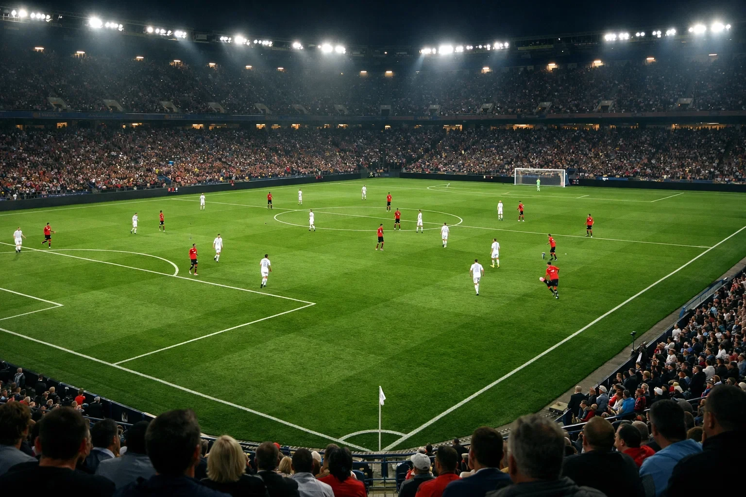 Campo de fútbol con césped natural visto desde grada durante partido