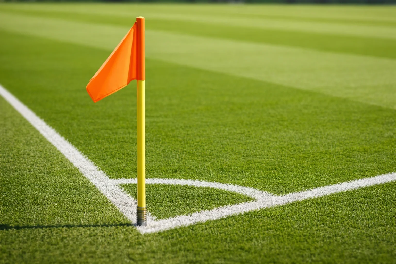 Banderín de córner en esquina de campo de fútbol profesional