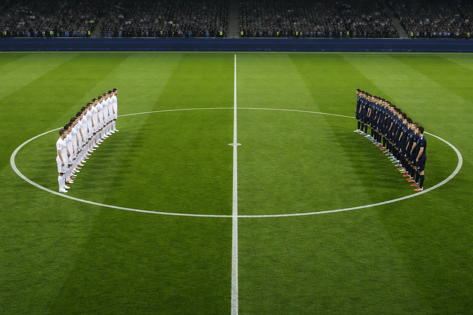 Dos equipos de fútbol enfrentados en campo con césped natural